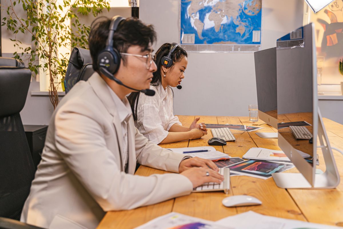 Alba Connect Solution agents coordinating with international clients